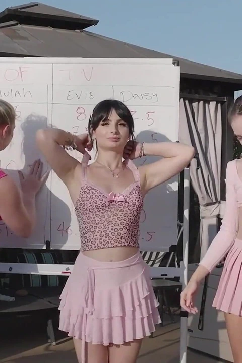 Çılgın vahşi striptiz oyunu gösterisinde ulusal marşı ezberden okunuyor