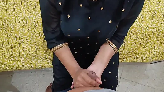 Hintli üniversiteli genç kız beş yıl önce erkek arkadaşıyla tanıştı ve açık havada domaltarak sert sikişiyor