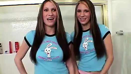 Aynı ikiz sürtükler duşta