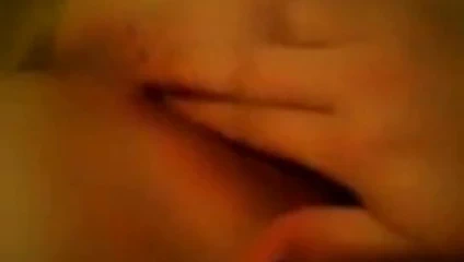 chubby parmak onu ıslak KEDİ