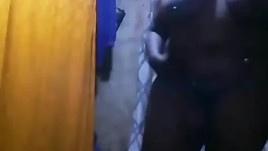 Afrikalı amatör köyde soyunuyor