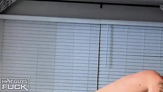 Seksi! Ateşli çift manzaralar için seks yapıyor. Göt zıplıyor.