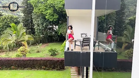 Küçük Bir Kız, Komşusunu Baştan Çıkarıp Onun Penisini Içine Sokmaya Çalışıyor