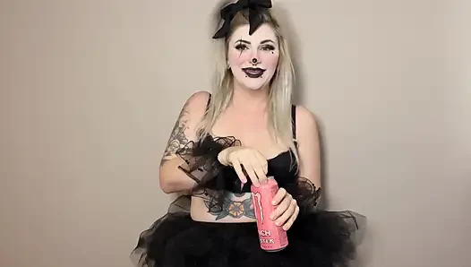 Palyaço kız geğiriyor striptiz