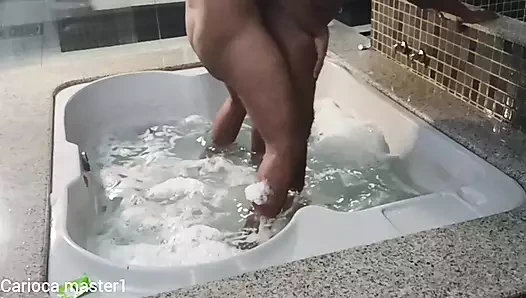 Yaramaz kızın yüzüne sert boşalıyor