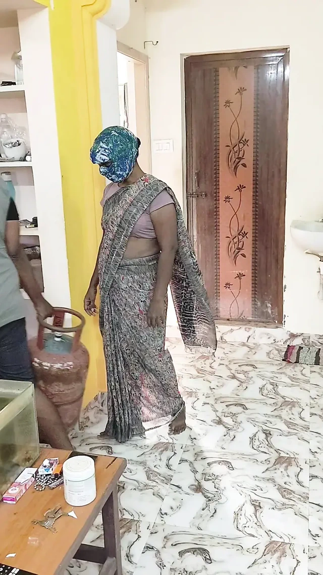 House Wife Fucks the Gas Cylinder Delivery Boy