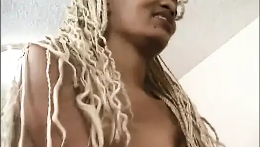 Sarışın siyah minyon kıllı amcık 69 pozisyonunda yalıyor... ağzına boşalma