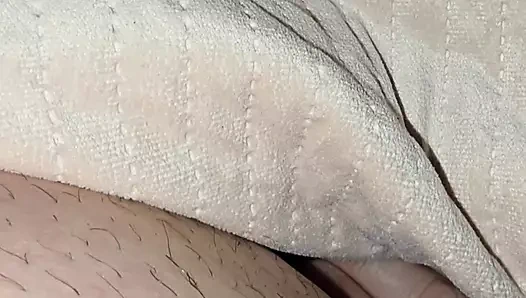 Üvey anne üvey oğlunun battaniyenin altındaki yarağının büyük ereksiyon olduğunu öğreniyor