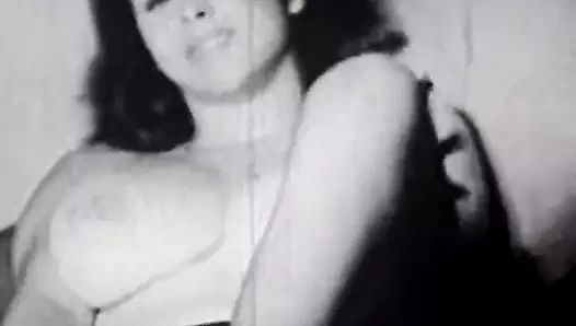 Esmer ile çok büyük göğüsleri dalga geçiyor kendini (1960'lar vintage)