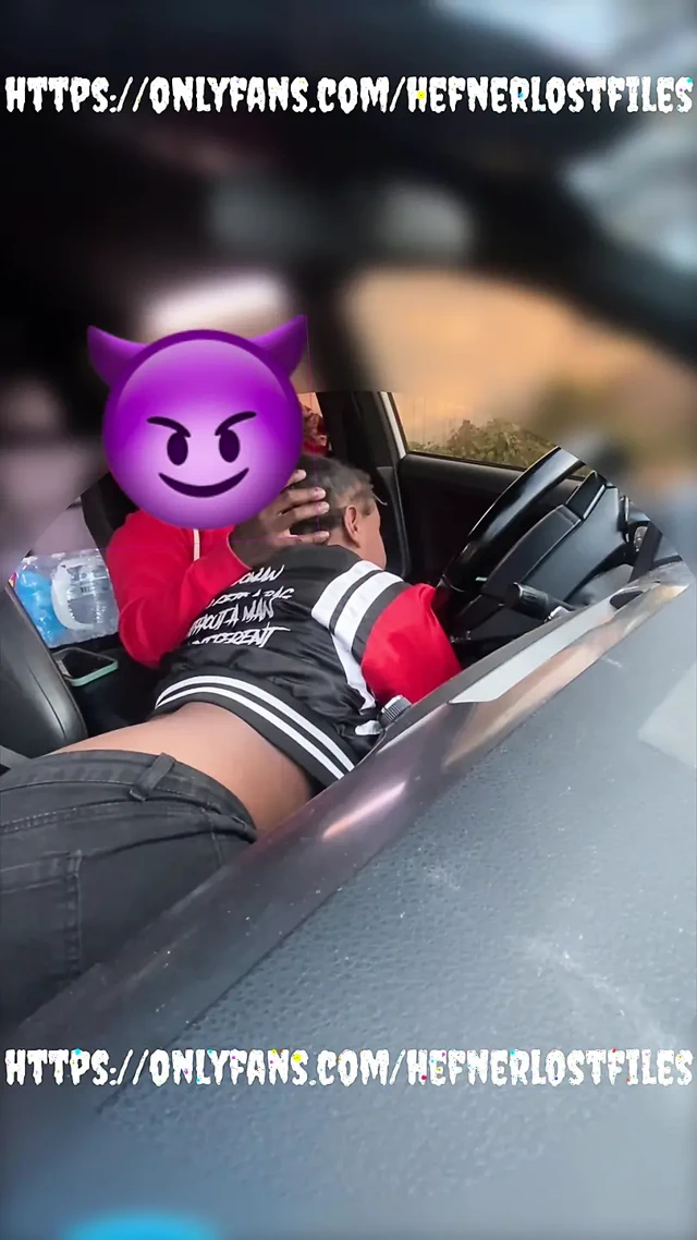 Büyük dudaklı büyük memeler arabada yarak emiyor