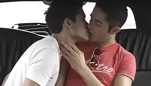 Sevimli erkek arkadaşlar oral ile limuzin zamanlarının tadını çıkarıyor