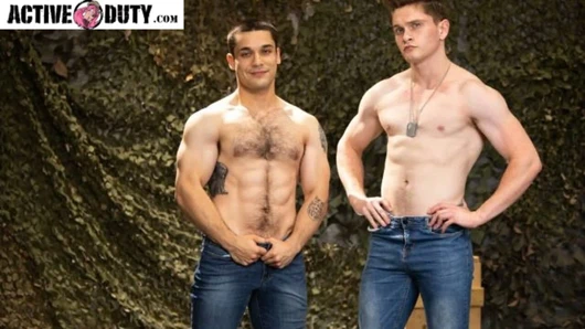 Kıllı götlü sürtük flip pürüzsüz askerle sikişiyor - activeduty