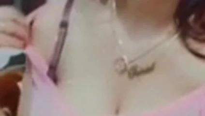 azgın kız gösteren göğüsler