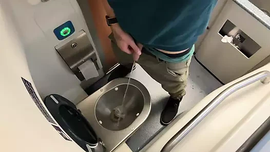 Bu herif işeiyor ve umursamıyor bile