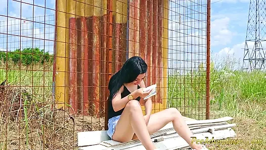 Seksi Esmer Dışarıda Idrar Kesesini Boşaltmaya Çalışıyor, Sonra inşaattaki Bir Evin Yanına Hızlı Işiyor