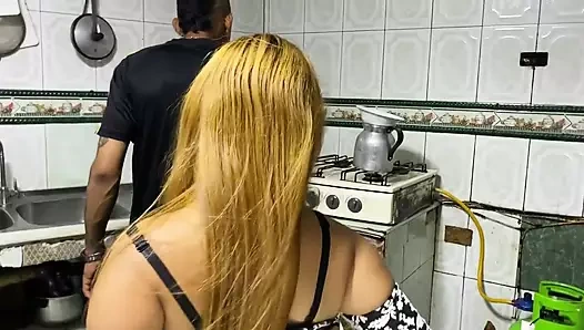 Üvey kız kardeşim o kadar ateşli ki onu sikmek istiyorum