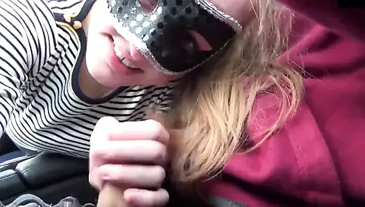 Arabada sarışın oral seks.