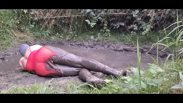 Şehrin eteklerinde çamurun içinde