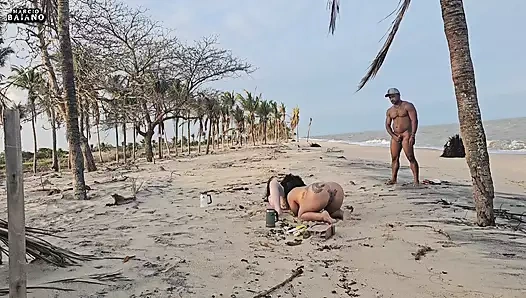 Sahilde oynayan iki lezbiyen hatun bir turist tarafından alındı ve götlerini siktirdi