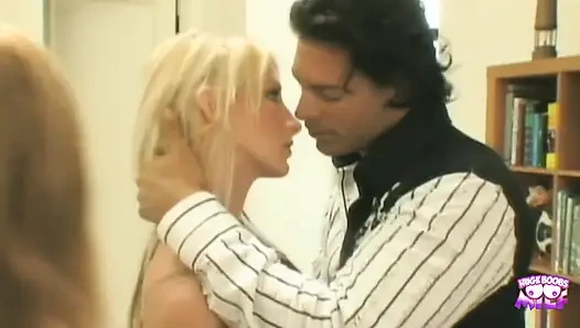 Nick Manning vahşi üçlü grup sekste sırayla ona binen iki muhteşem kızı sikiyor.