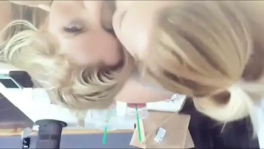 Milf arkadaşıyla ilk buluşmada ortaya çıkıyor