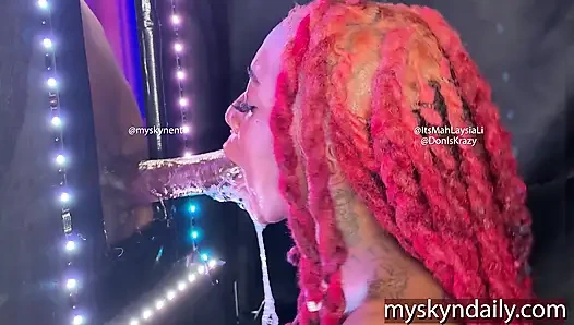 Gırtlağına kadar büyük zenci yarağı alıyor