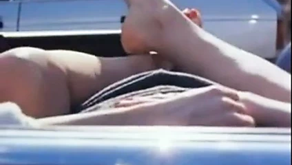 olgun bacaklar tarafından sarılmış