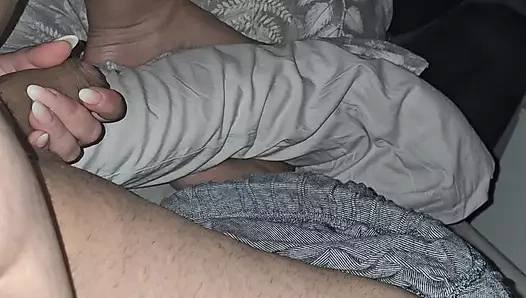 Üvey annem sikimi tut ve sert kaltağıma mastürbasyon yapıyor