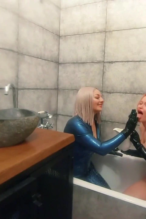 Sütlü lateks kauçukla banyoda rahatla, romantik komik fetiş videosu