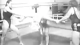 2 bayan birbirini tekmeliyor