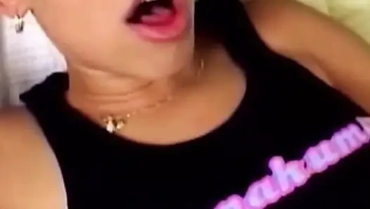 Azgın zenci orta yaşlı seksi kadın büyük bir büyük zenci yarağına biniyor ve ateşli dölle doluyor