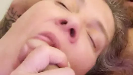 Saten, jrock'un güzel horozuna aç!