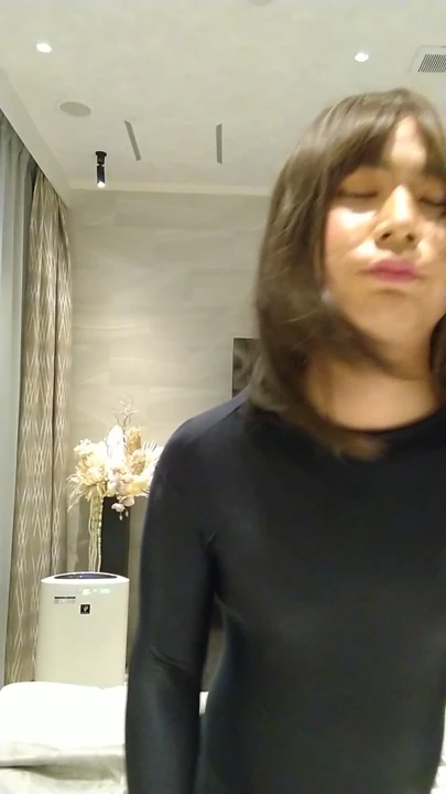 Tam vücutlu taytla sarılı bir mastürbasyon yapıyor ve iyi hissettiğinde maskesini çıkarıyor | Klip 2