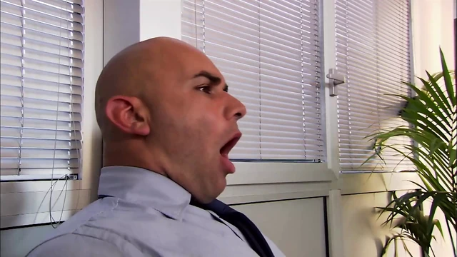 Cathy'nin götünde bir büyük yarak