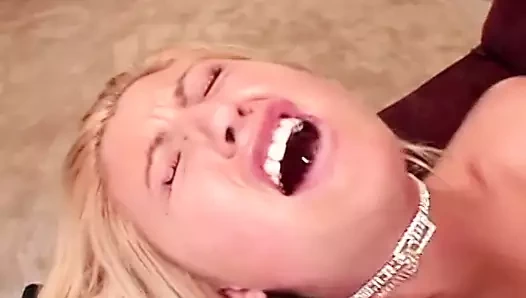 Dudes oturma odasında küçük memeli derin çift penetrasyon ile sıska sürtük vermek