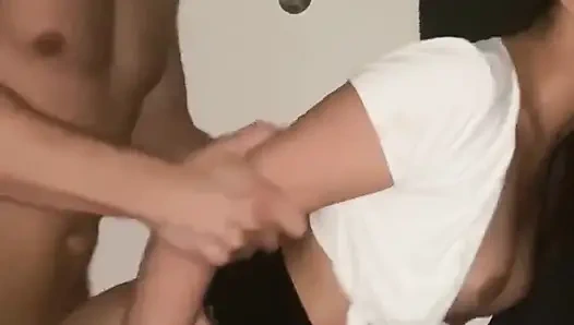 Aile Partisi Sırasında Minik Genç Üvey Kız Kardeşini Sikiyor