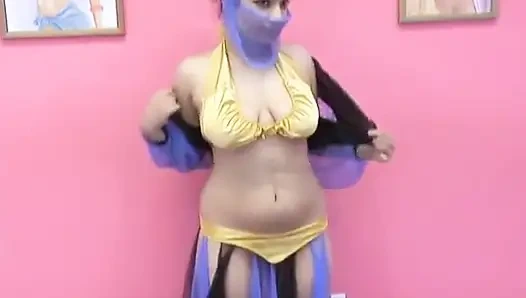 Meme ucu piercingli ve tatlı memeli egzotik bir sürtük sıkı amcığını parmaklıyor