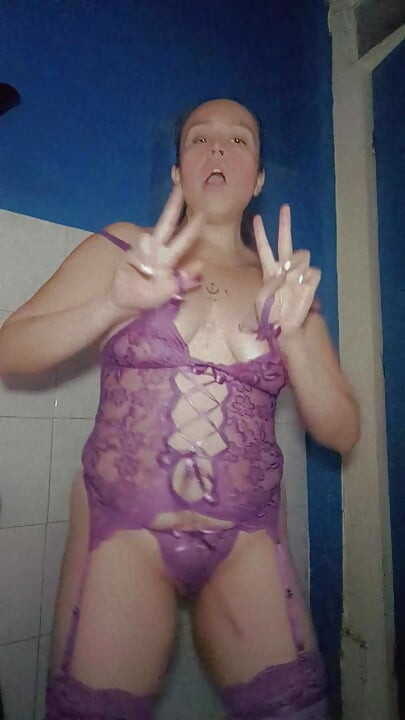 Banyoda seksi bir dans yapıyor