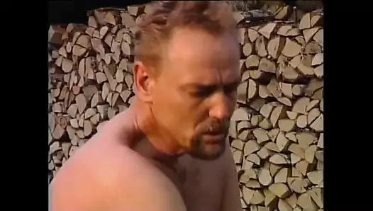 Güzel genç sarışın orta yaşlı seksi kadın bahçede büyük yarakla sikiliyor ve yüzüne boşalıyor