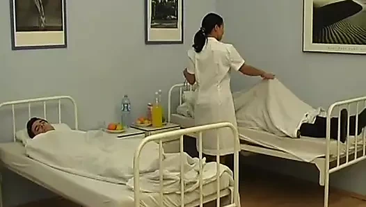 Çekici Alman hemşire bir hasta tarafından sikiliyor