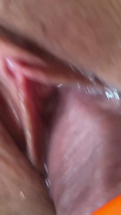 Ключевой момент из "Мой муж трет мой клитор своим жестким членом, прежде чем он проникнет в мою киску. Крупным планом".