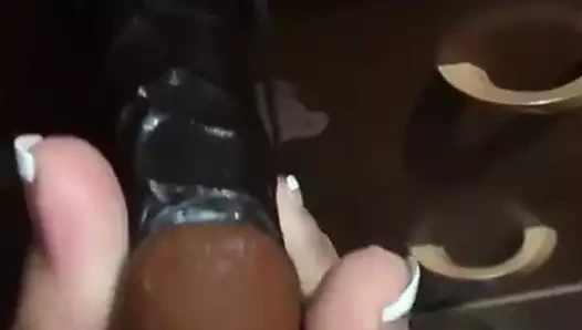 Korkak britney okşayarak bir siyah yapay penis ile ona ayaklar