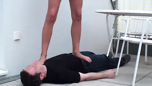 Açık havada genç kız eziyor