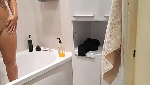 Genç üvey kız kardeşimi arıyorum ve mastürbasyon