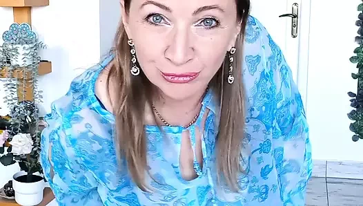 Topuklu ayakkabılar ve girdaplar: büyük memeli nine Mariaold'un şık dansı çoraplı hareket ediyor