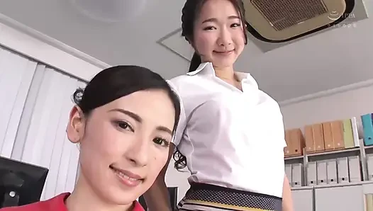 Her iki eli de tombul kalçalarına kilitli ve meme uçlarını oynatıyor
