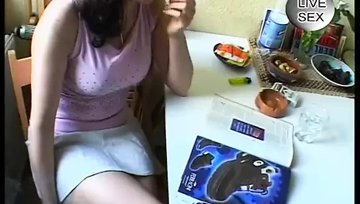 Çok güzel esmer büyük göğüslerine boşalıyor