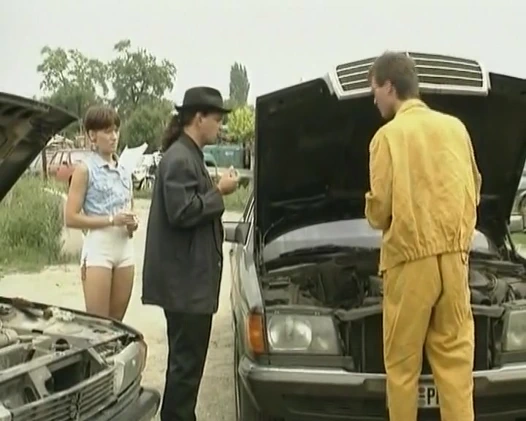 Kısa saçlı vahşi bir Alman piliç amını siktiriyor ve üstüne işiyor