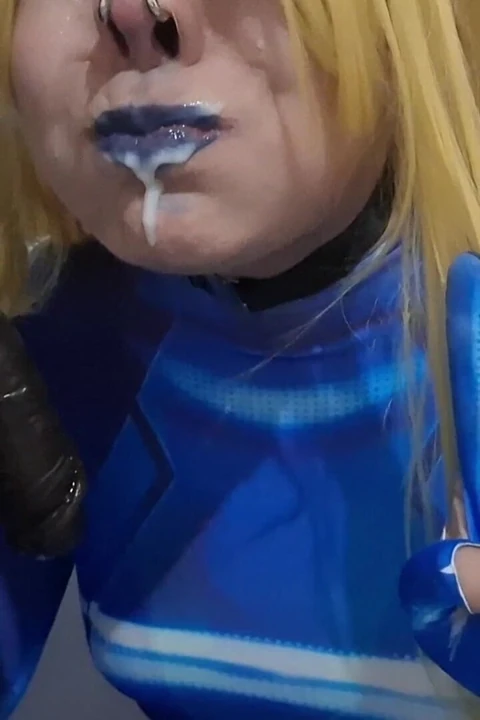 Bdsm burun kancalı sevimli samus femboy büyük zenci yarağına ıslak sakso çekiyor, gırtlağına kadar alıyor ve sperm yiyor