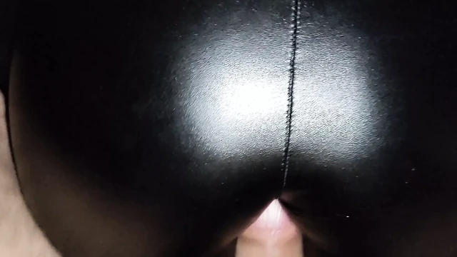 Трахнул и кончил на мою попку в кожаных леггинсах